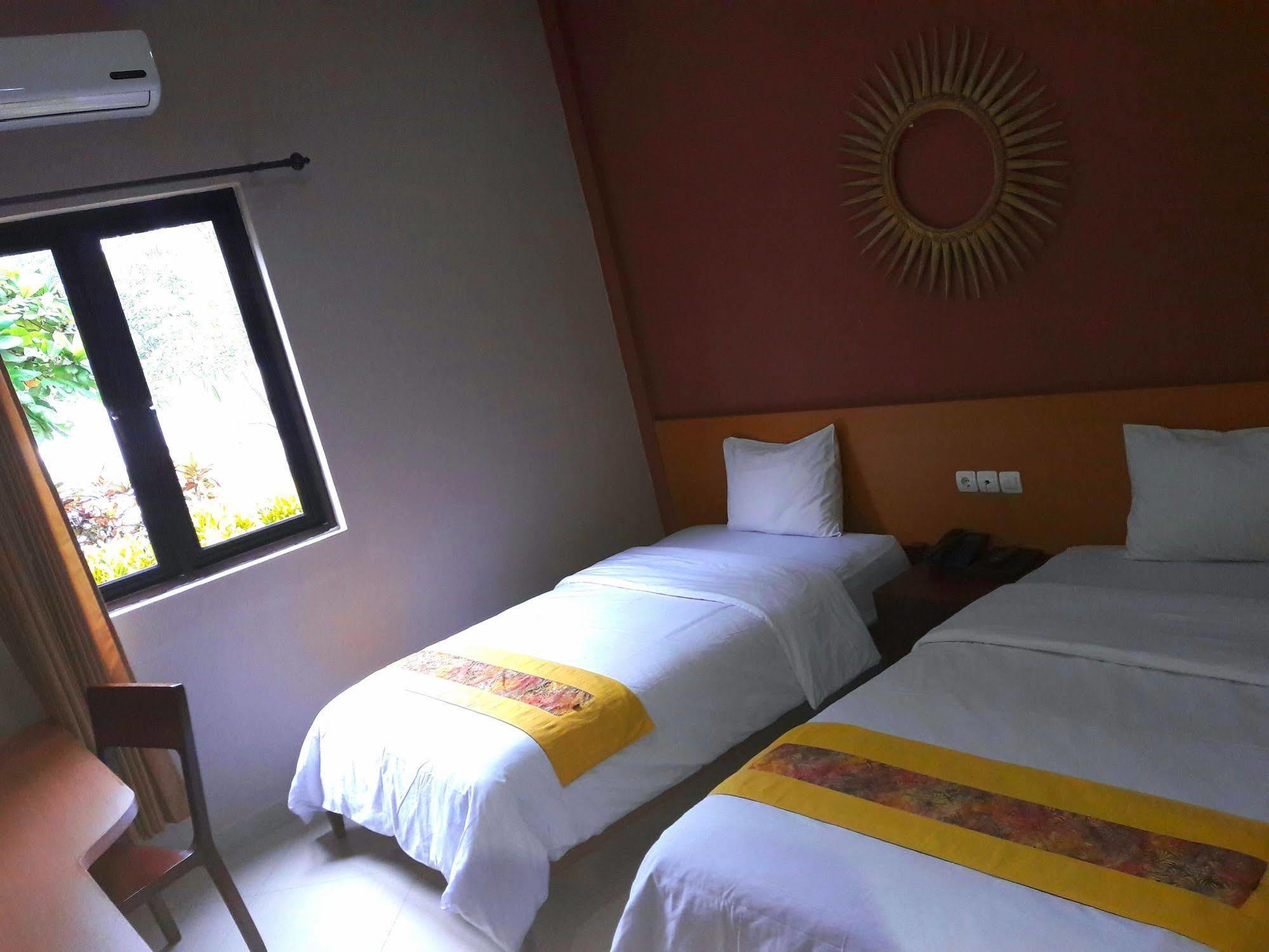 Hotel Transit Pasuruan Exterior photo